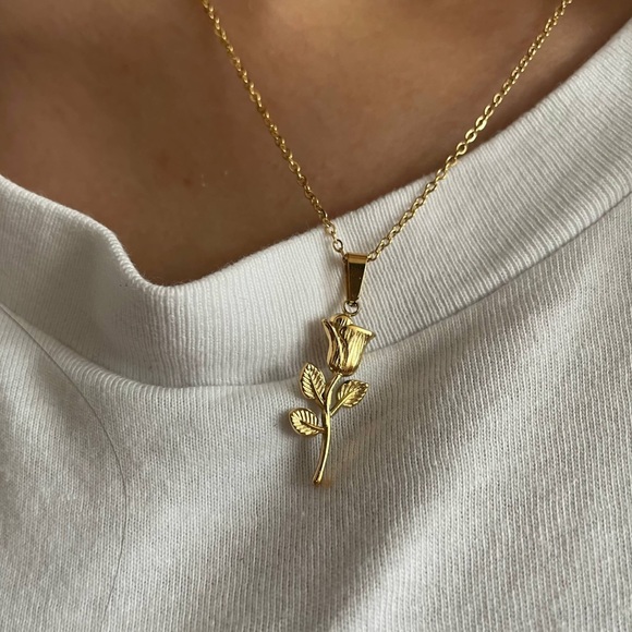 18GP dainty rose necklace - Picture 3 of 4